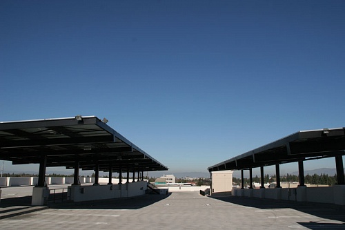 Строение крыш парковок на солнечных батареях