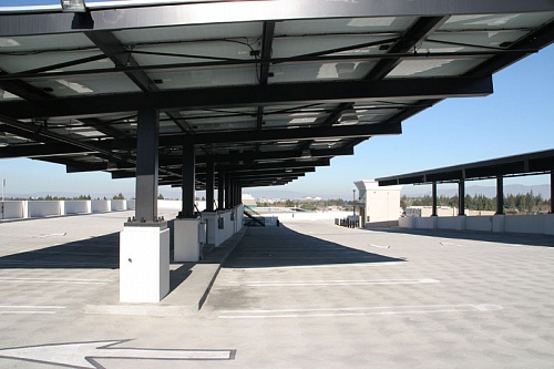 Строение крыш парковок на солнечных батареях